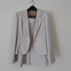 ベージュ　スーツ