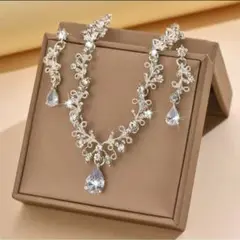 ジニコニア　3点セット ティアラ ネックレス ピアス　結婚　パーティ　撮影