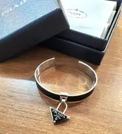 新品同様!PRADA プラダ トライアングル ロゴ ブレスレット バングル M