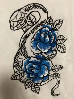 Ellno Loset 青いバラと蛇の刺繍Tシャツ