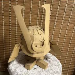 ハンドメイド　ダンボール製のユニークな模型　兜