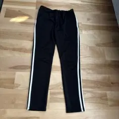 黒いロングパンツ 白いストライプ