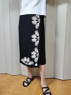 H&M夏の黒いラップスカート 白い刺繍入り