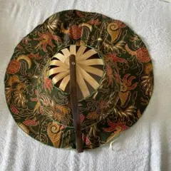 伝統的な花柄刺繍の広いつば帽子