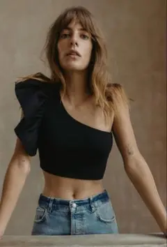 新品未使用　ZARA ワンショルダーフリルカットソー