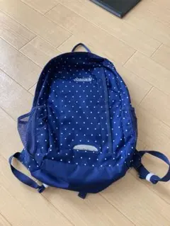 水玉模様のネイビーリュック