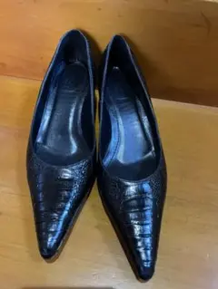 グッチクロコ型押しパンプス
