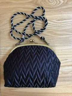 黒いがま口バッグ ジグザグキルティング