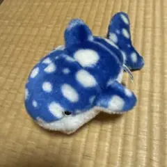 青と白のクジラ型ぬいぐるみ
