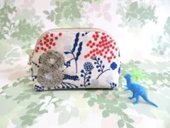 8の刺繍とヒョウの跳ねるポーチ