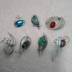 シルバーの白鳥u0026フクロウu0026茶色u0026パールu0026混じりの白u0026紺u0026緑u0026赤の7種類のブローチ
