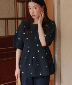 titivate ティティベイト　フラワー刺繍ペプラム ニット　トップスLサイズ