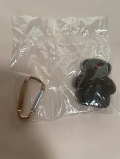 mojoクマ型アクリルキーホルダーとカラビナ
