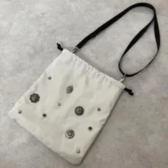 ホワイト ショルダーバッグ　コンチョ　ボタン付き　アウトドア　outdoor 白