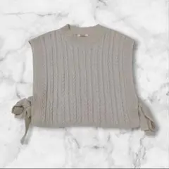 ベージュ ケーブルニットベスト