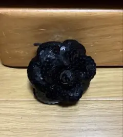 ブラック スパンコール 花型 ブローチ コサージュ 専用ケース付き