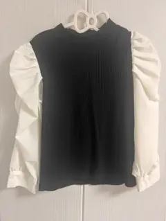 黒と白のパフスリーブトップス