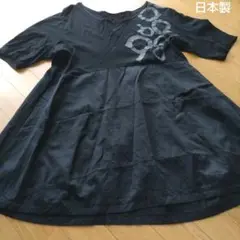 黒いグラフィックプリントチュニック （日本製）