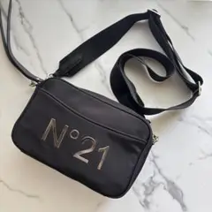 【美品】N°21 ヌメロヴェントゥーノ クロスボディバッグ　カメラ　ブラック