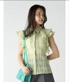 【美品】リリーブラウン ラッフルフリルカラーブラウス　LILY BROWN