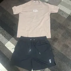 Kith ベージュTシャツと黒ショーツセット M