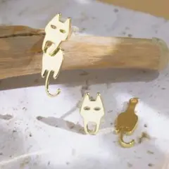新品✩.*˚お耳にぶらん♪♪猫ピアス ゴールドᓚᘏᗢ