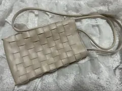 ベージュ ショルダーバッグ