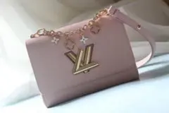 ピンク ロゴ付き クラッチバッグ