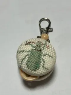 ハンドメイド　刺繍キーリング 昆虫と犬デザイン