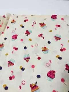 110×53ｃｍ カップケーキとチェリーの生地 お菓子　スイーツ