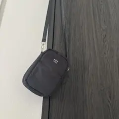 タトラス ブラック スマホショルダーバッグ
