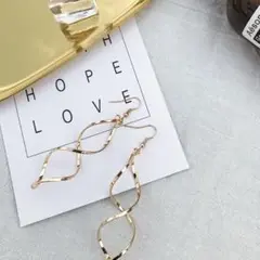 ♥️人気商品♥️おしゃれ　レディース　ピアス　螺旋　海外　人気　ピアス　オシャレ