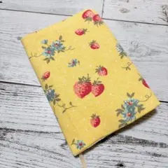 YUWAいちご柄　ブックカバー 文庫本サイズ しおり付き ハンドメイド