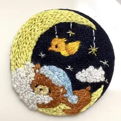 ハンドメイド　刺繍ブローチ　お休みクマちゃん