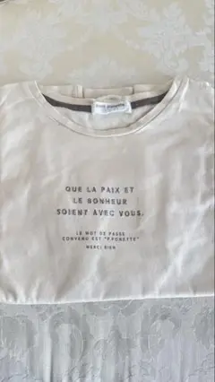 メッセージ入りクリーム色Tシャツ