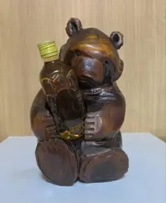 ウイスキーボトルを抱く熊の置物、民芸品