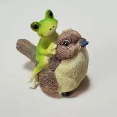 カエルとスズメの置物