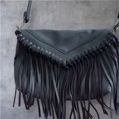 フリンジ付き黒ショルダーバッグ