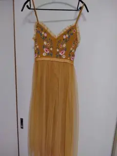 メリディアンの刺繍の可愛いキャミワンピース スカートはチュール