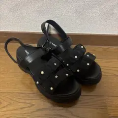 フリル付きブラックサンダル