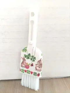 デコパージュ　ウサギとクローバーの掃除用ミニほうき