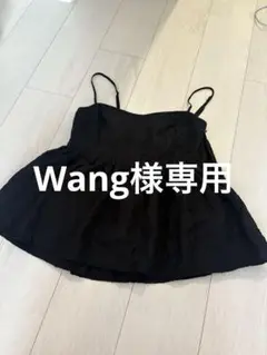 黒いフリルキャミソール