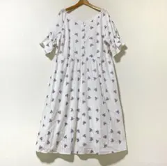 Vネックにノスタルジックフラワープリントのゆるっとロングフレアワンピース