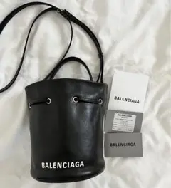 上品 バレンシアガ ハンドバッグ WHEEL XS バケットバッグ ロゴ 上品 バレンシアガ ハンドバッグ WHEEL XS バケットバッグ ロゴ