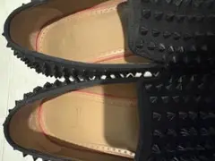 スタッズ付き黒スリッポン