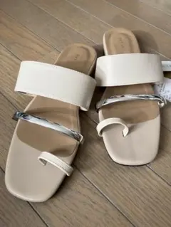 ベージュ フラットサンダル メタルストラップ