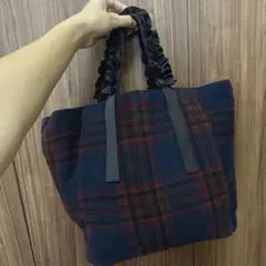 秋冬に大活躍♡フリルが可愛いネイビー&レッドのチェック トートバッグ
