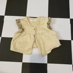 べべ　フリル付きクリーム色ベビーベスト