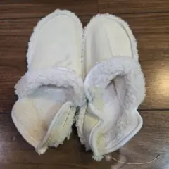 crocsみたいなサンダルにとりつけられるボア中敷き