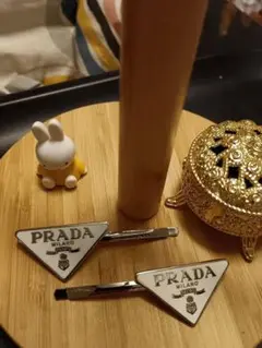 PRADA　三角デザイン　ホワイト　ヘアピン　2点セット